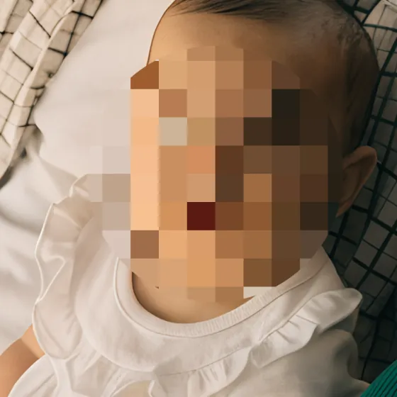 Un bébé au visage en mosaïque.